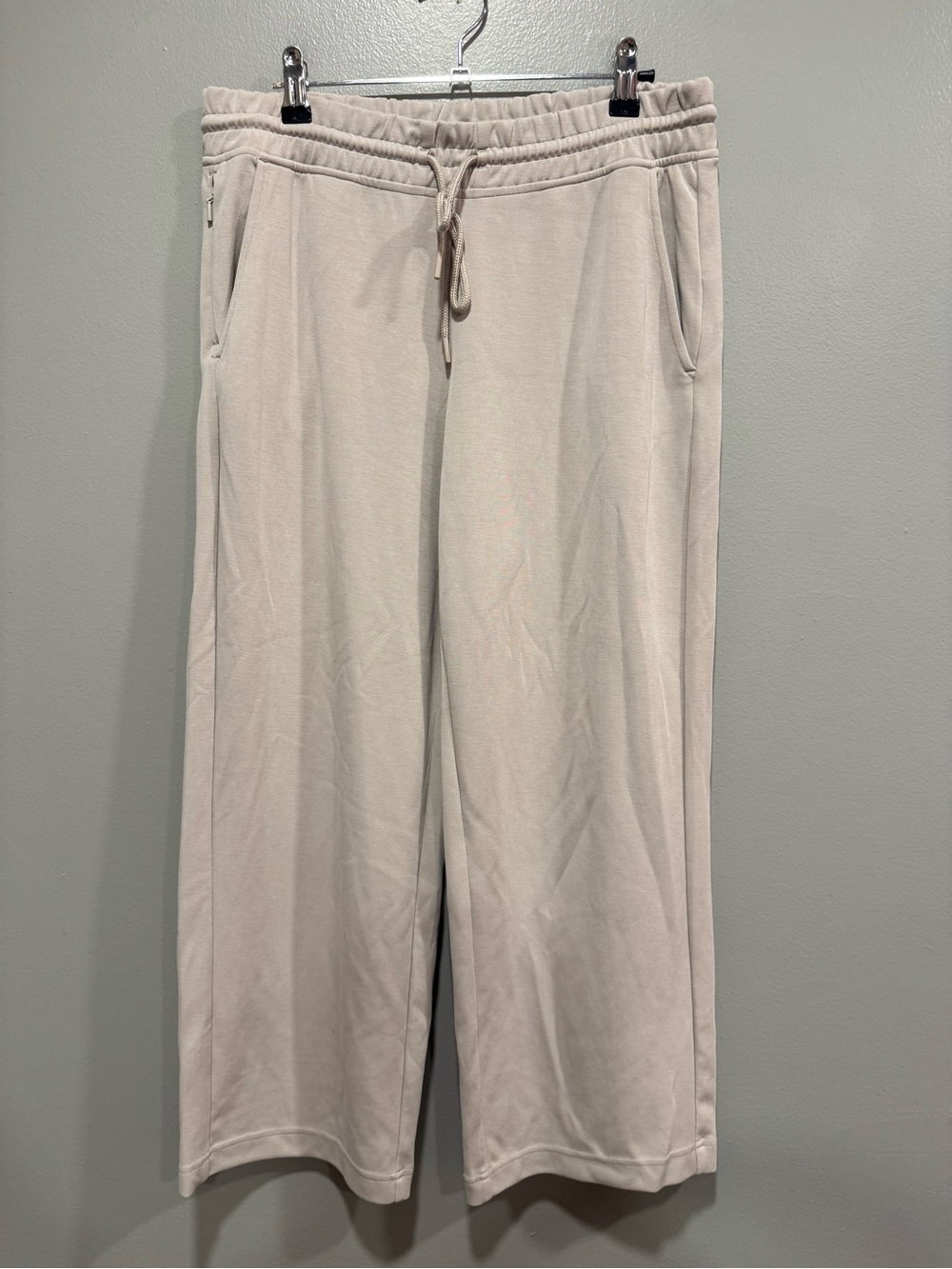Athleta Seasoft Straight Leg Crop Pant in Pyrite Size Medium